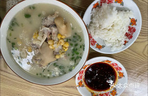 Whole Pig's Trotter with Kidney Beans