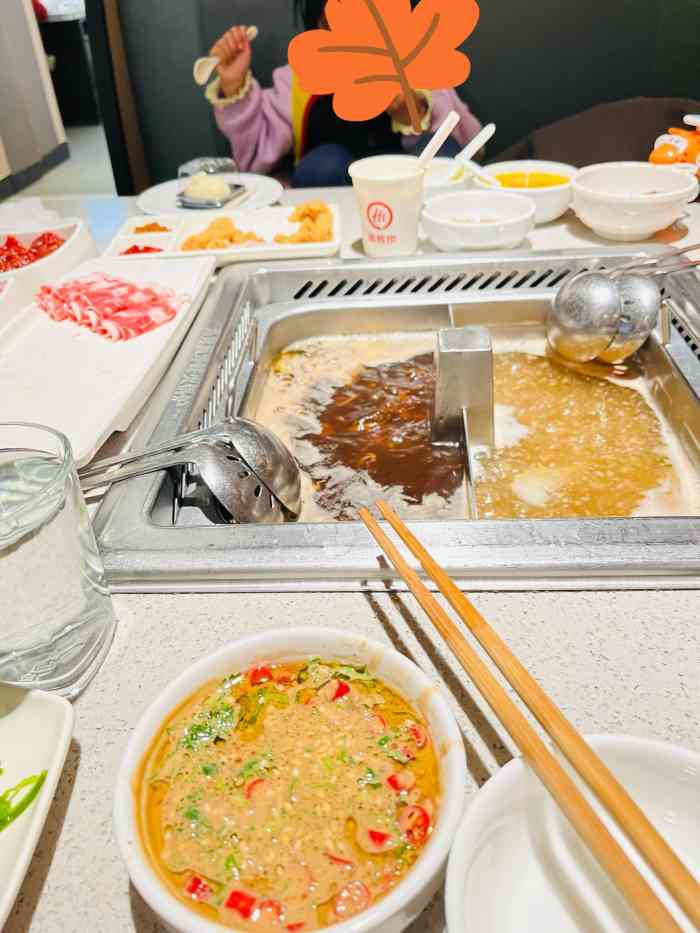 海底捞火锅(新之城店)-"抗拒油腻也不爱吃辣的话,番茄锅和猪肚鸡锅.