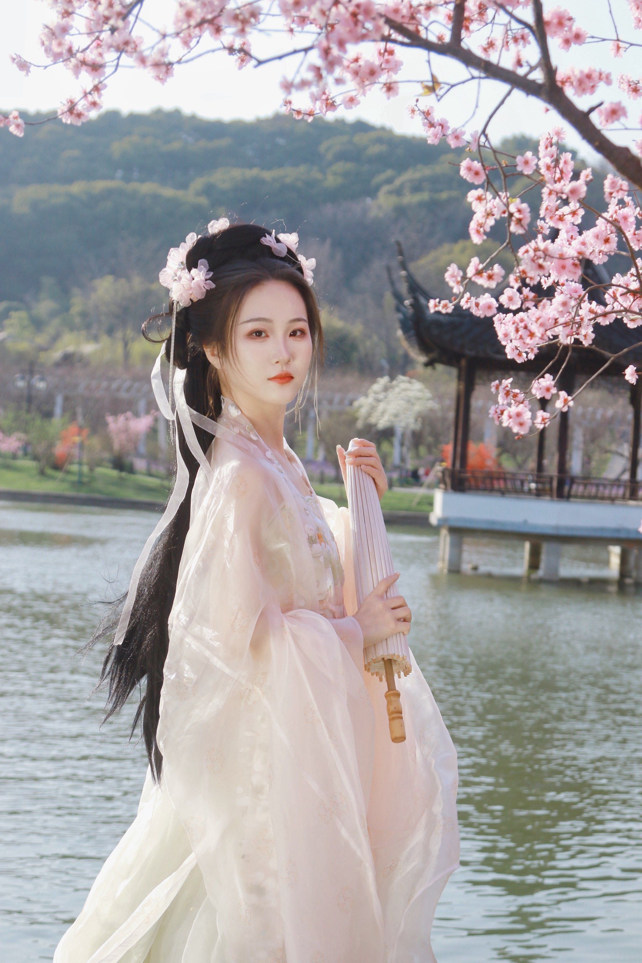 穿汉服去赏花呀 #faceplay #这样拍照超好看 每次都是来这里做头发