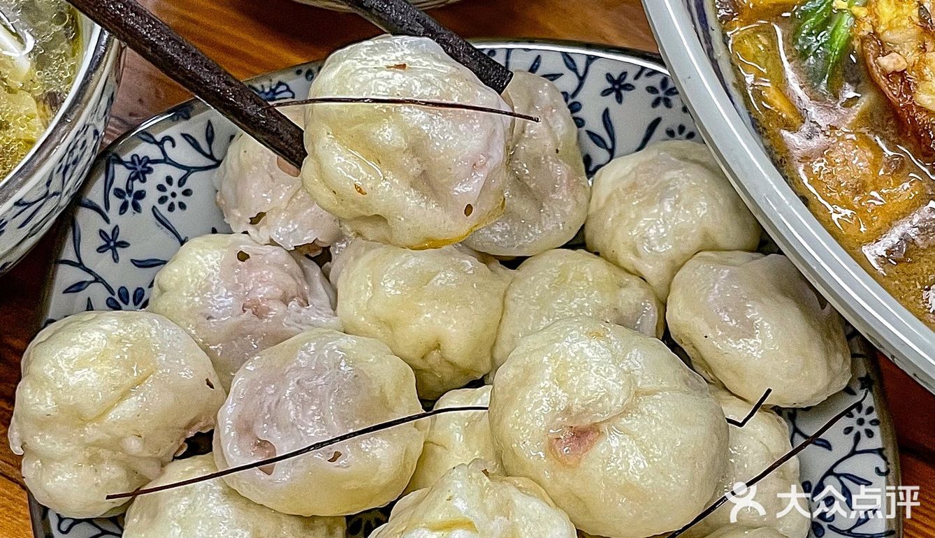 沾着汤吃的小笼包⁉️杭州首家松毛汤包🔥一口一个好吃哭我叻[流泪]