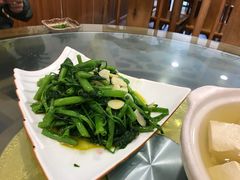 -石磨豆花家常菜·牦牛排土火锅