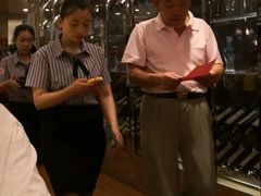 帮我们点菜的是走在最前面的服务员-阿英煲(凉城路店)