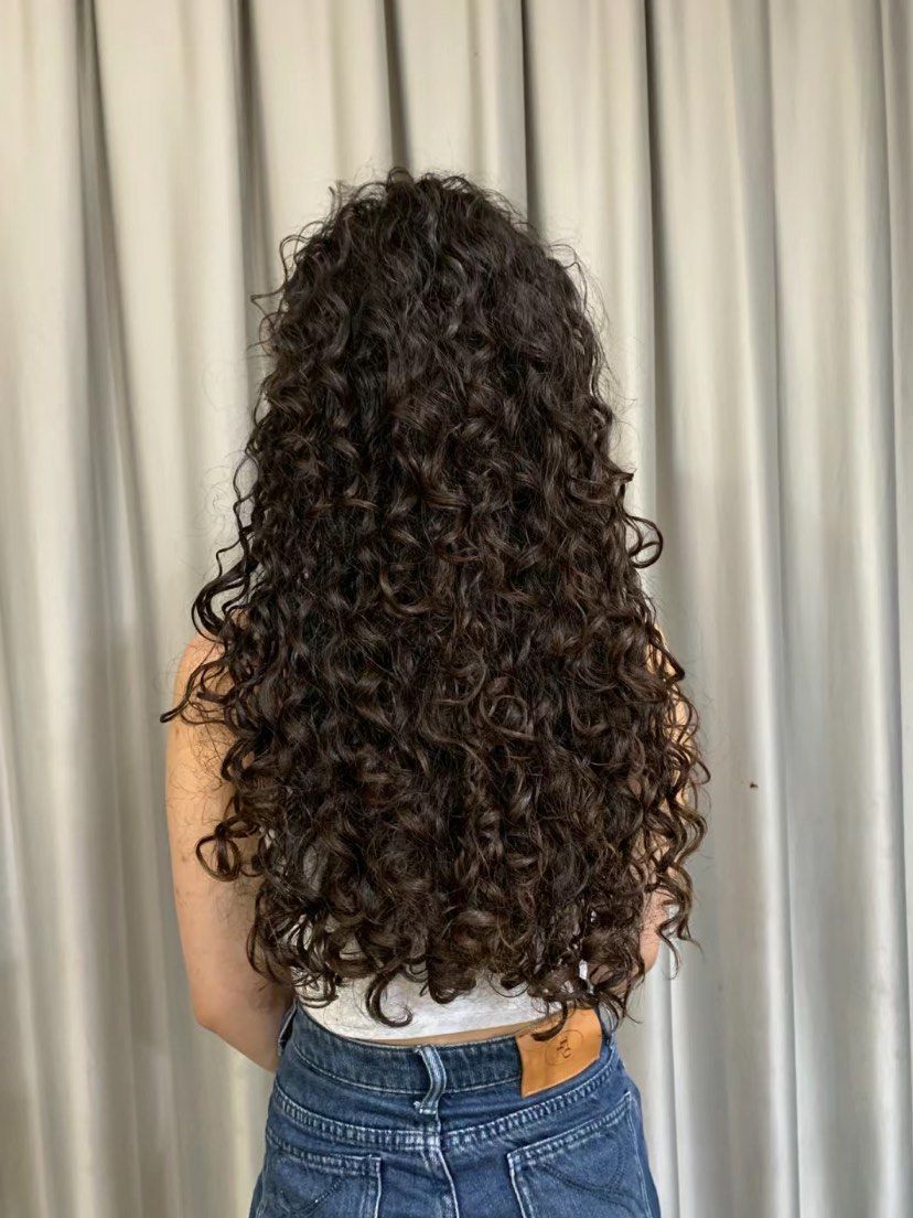 女士长发羊毛卷烫发