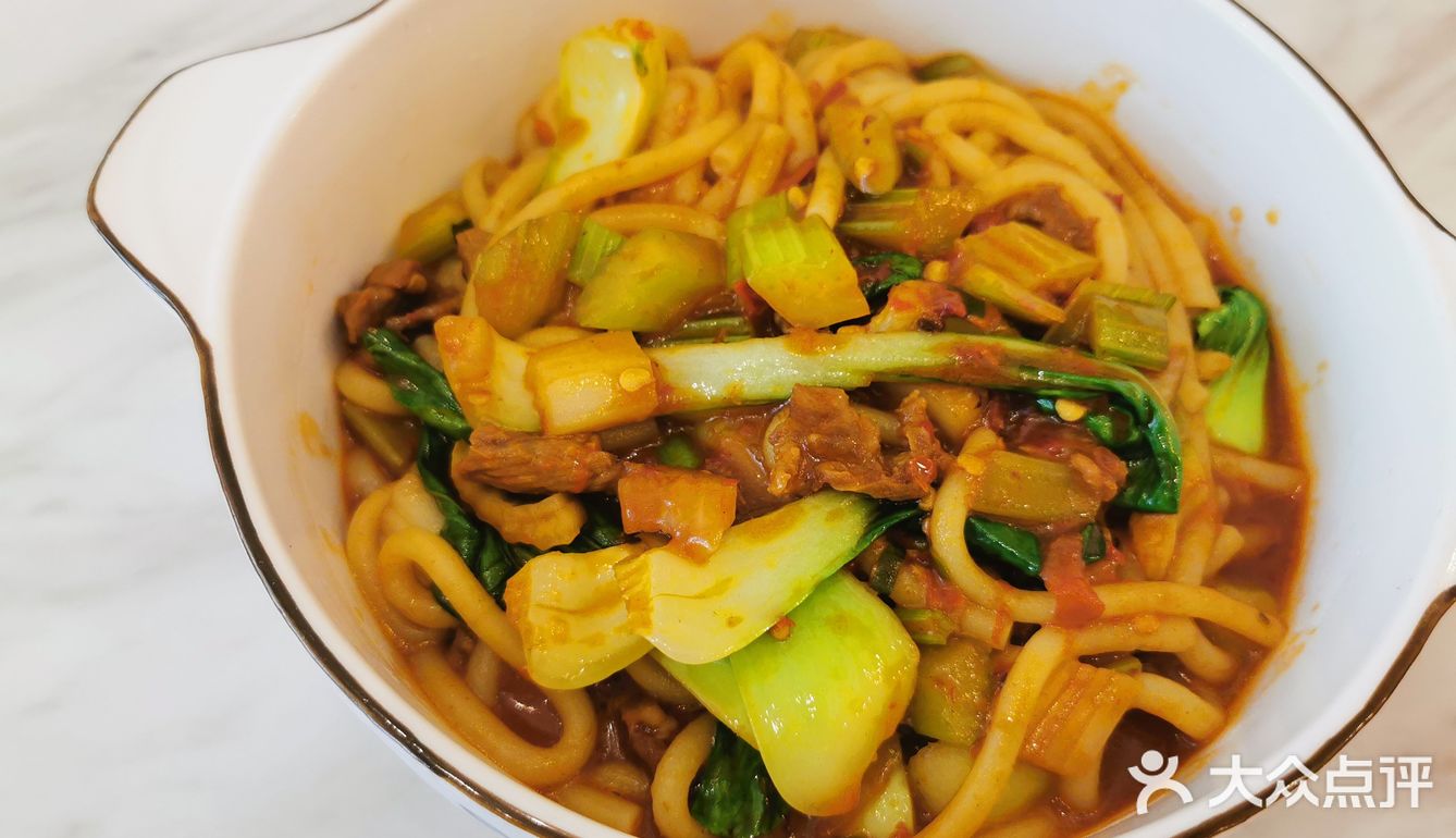 富有新疆民族特色。点了鸡肉炒米粉