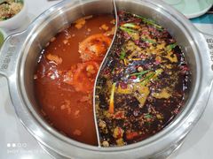 番茄鸳鸯锅-屋头串串(新街里店)