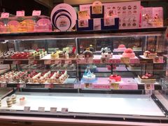 面包甜点陈列柜-巴黎贝甜(宜山路店)