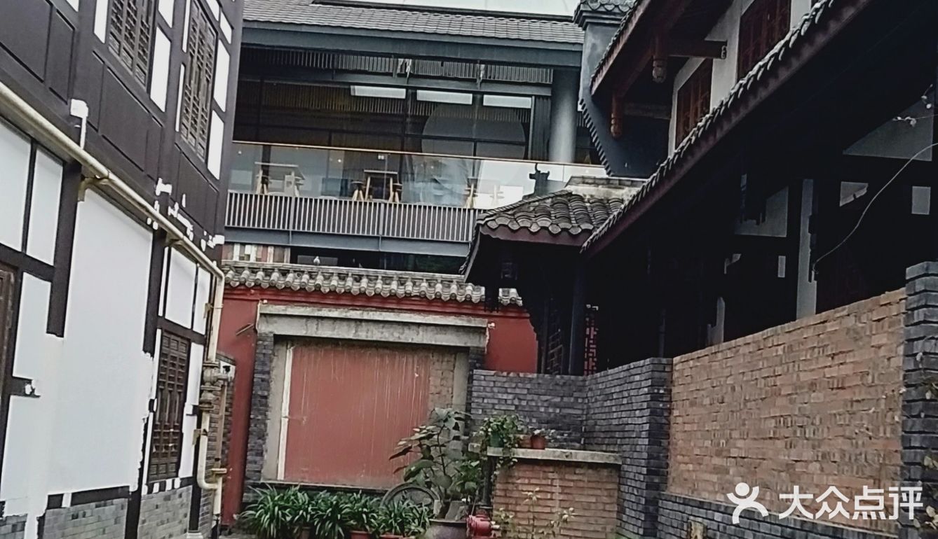 院内呢有曼陀罗，还有憨态可掬的小和尚