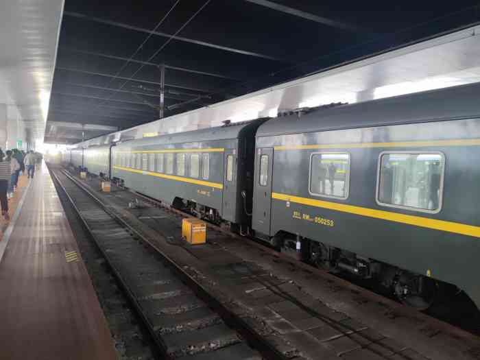 上海火车站-"本人已多次在这里购买和谐号动车组的火车票.