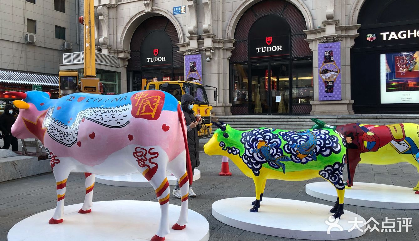 沈阳中街网红彩牛_涂鸦牛雕塑