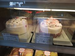 面包甜点陈列柜-红宝石·鲜奶小方·海派西点房(金杨店)