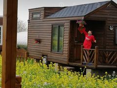 工作人员在浇花中～-龙湖东院农庄(乡间小路店)