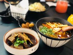 香辣牛骨汤面-贡梅老面馆·蟹粉面·无锡特色小吃(南长街主推店)