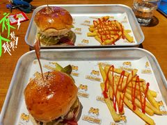 招牌汉堡-HUZI虎滋精酿餐吧(京西大悦城店)