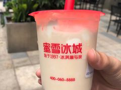 草莓摇摇奶昔-蜜雪冰城(德思勤广场店)