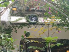 -彳亍咖啡·这里(水湾路店)