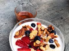 野莓核桃蜂蜜希腊酸奶-The Rug Cafe(王府中环店)