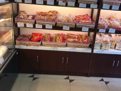 面包甜点陈列柜-红宝石·鲜奶小方·海派西点房(金杨店)
