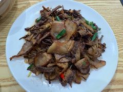 茶树菇炒熏肉-农家老土灶