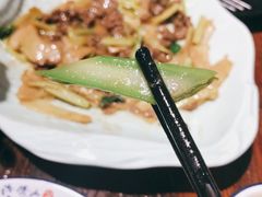 姜片香芹炒黄牛肉-秋色客家菜(南山店)