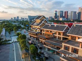 灯光闪耀以古镇特有的浪漫,使无数人向往和沉迷