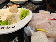 -老牌坊云南鱼豆花火锅(哈西万达店)