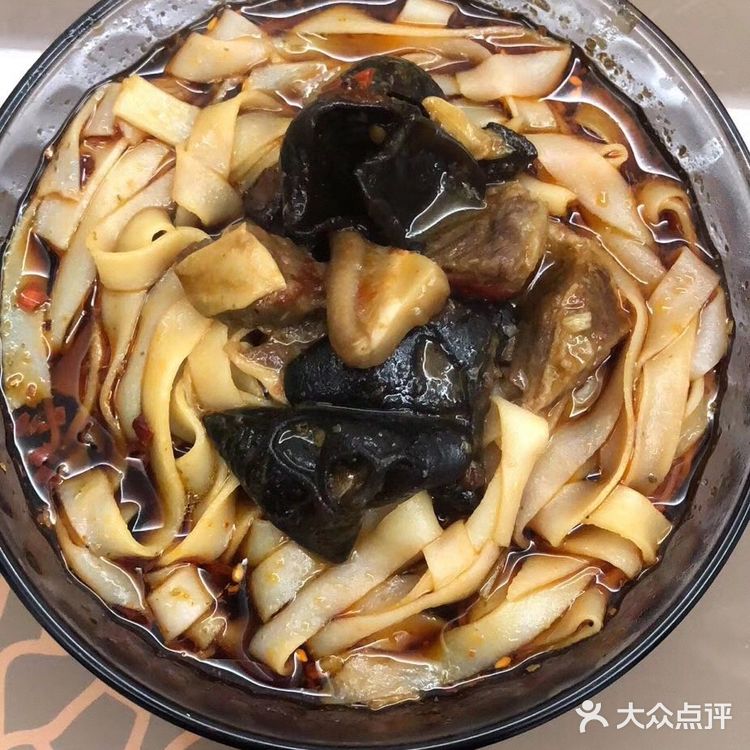 吃一口唇齿生香。梅台巷手工米粉一直坚持这个搭配