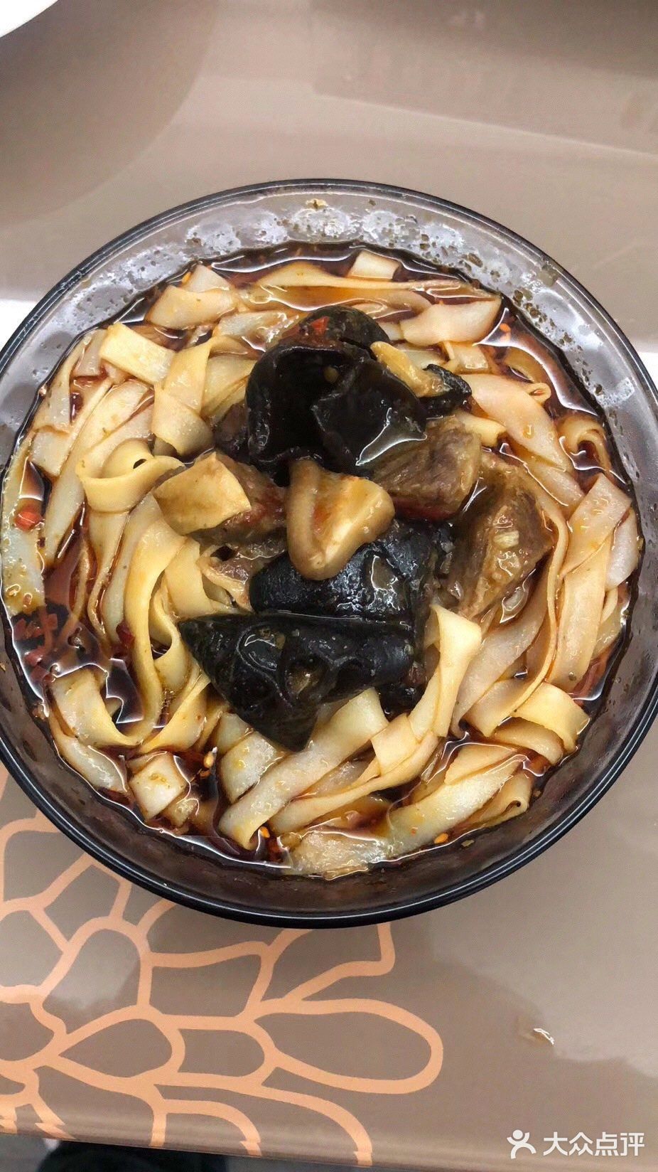 吃一口唇齿生香。梅台巷手工米粉一直坚持这个搭配