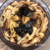 吃一口唇齿生香。梅台巷手工米粉一直坚持这个搭配