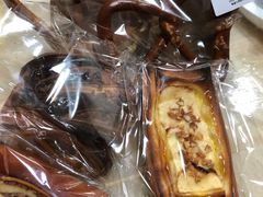 红豆碱水面包-天井·丑面包搭咖啡