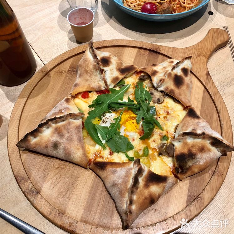 另外加了一份芝士，这是吃披萨起码要做的一件事，哈哈哈～[笑脸]