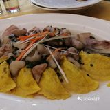 门面很大，店堂也宽敞，店里生意还是很好的