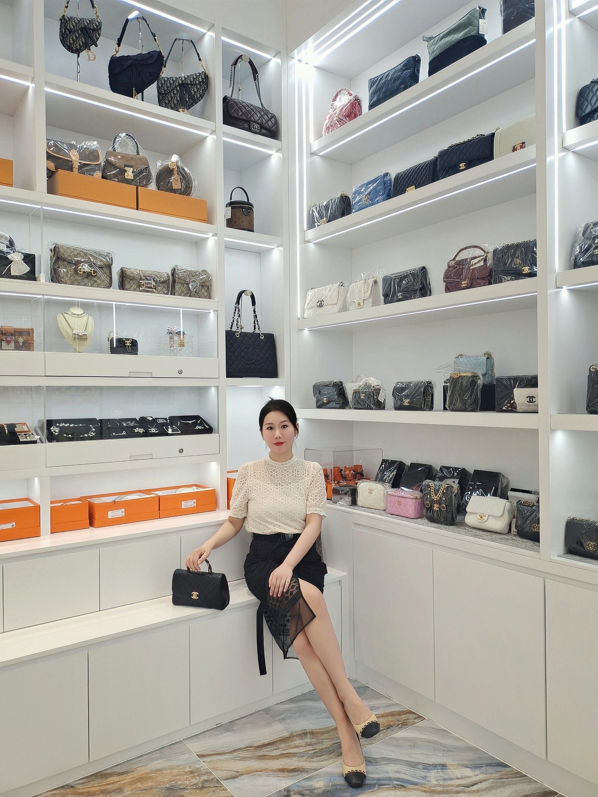 整面墙都是女生爱的包包06怎么能不心动