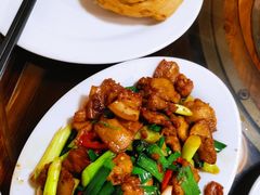红糖馒头配秘制回锅肉-凯华海鲜火锅·传承三十六年
