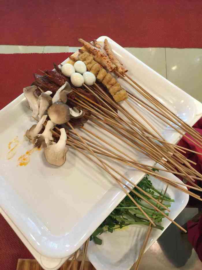 屋头串串香(三环路店)-"串串香,就是把食材串好,然后坐在一个锅周.