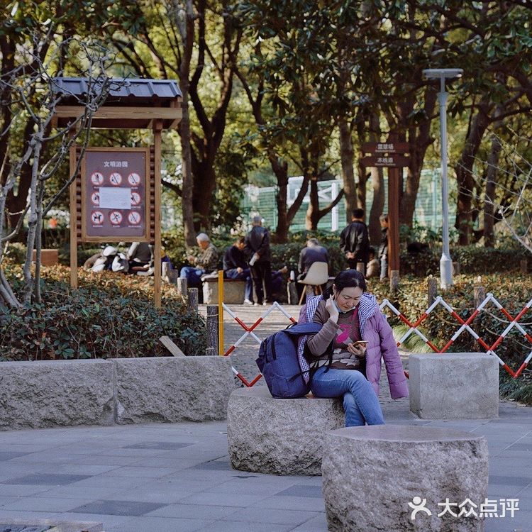 街头随拍｜华山绿地｜闹市区里的街心公园