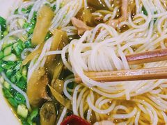 酸菜肉丝米线-越洋肖氏老米线(杨家坪店)