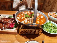 -老滇山寨•云南特色菜•地方菜•民族风情歌舞表演(金碧店)