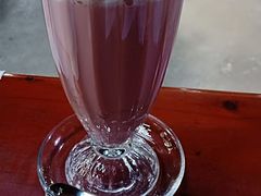 红丝绒鲜牛乳茶-猪圈咖啡