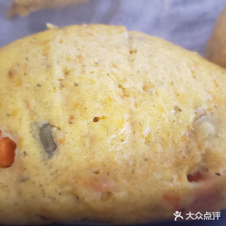 擀成长条，放入做好的红豆，我煮红豆前提前泡了一天