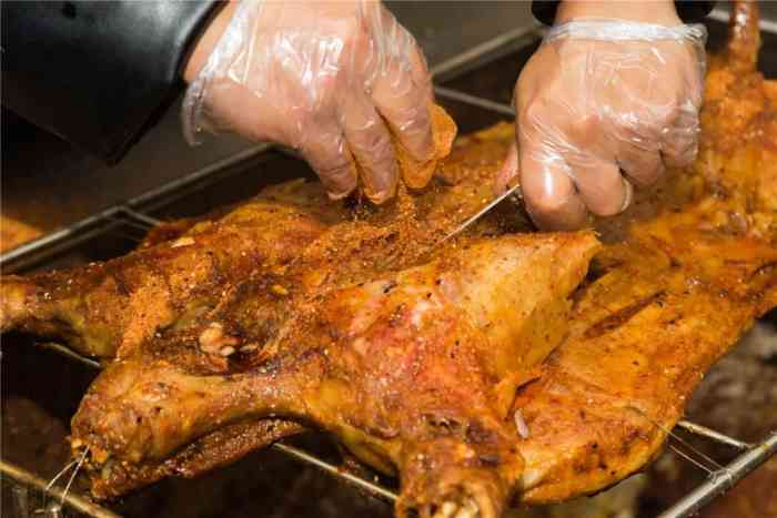 132老兵烤全羊-"在大西北,感受蒙古族的氛围,围坐一屋吃烤.