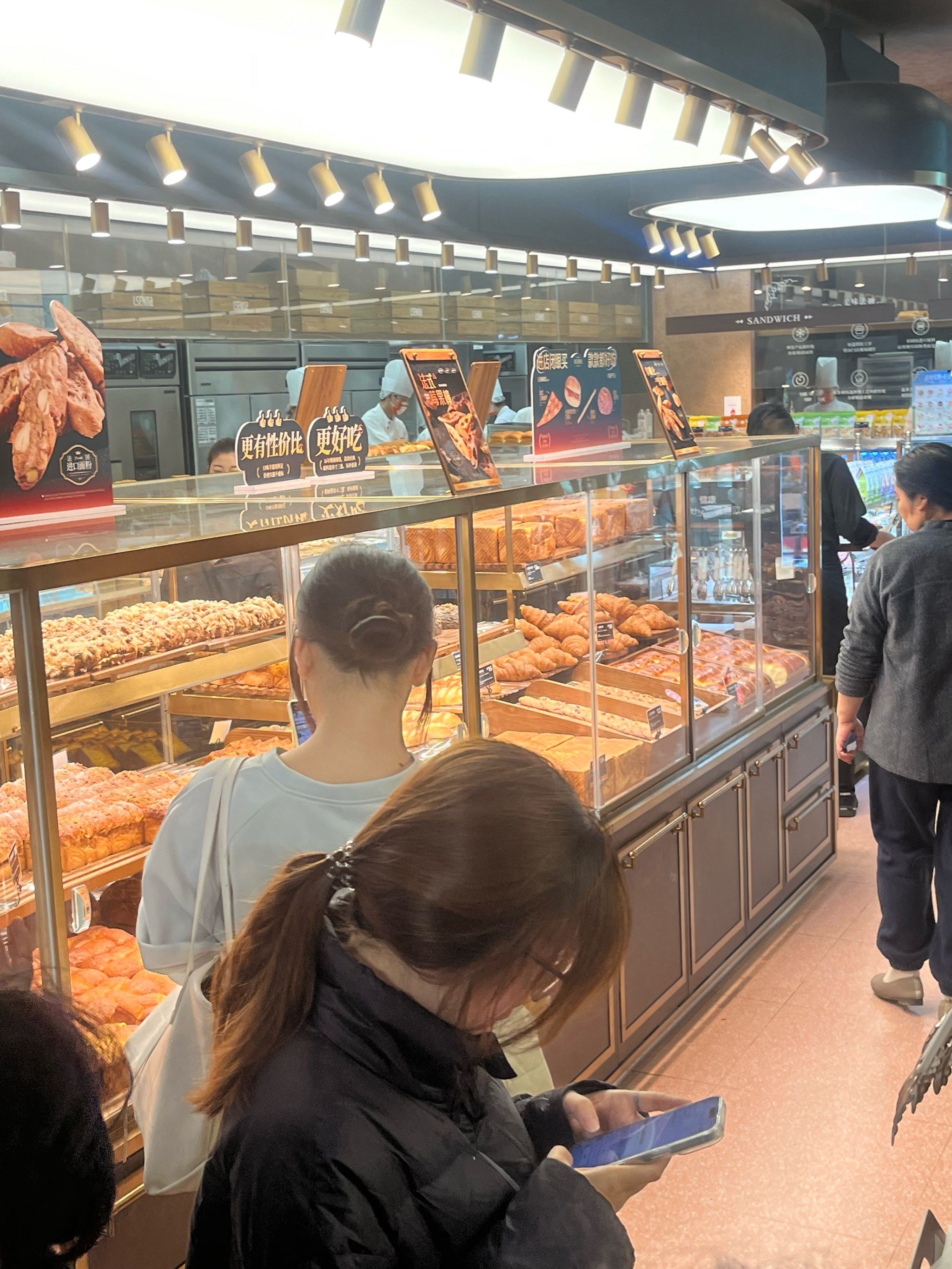 店里环境很不错 蛋糕也好吃 服务也很好