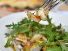 温热海鲜沙拉配牛油果-Mercato莫卡多露台餐厅与酒吧(K11店)