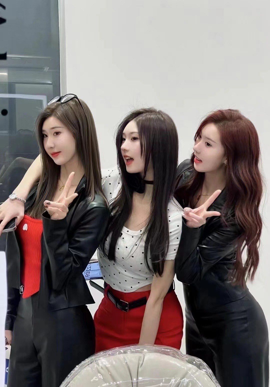 姐妹团一起染发