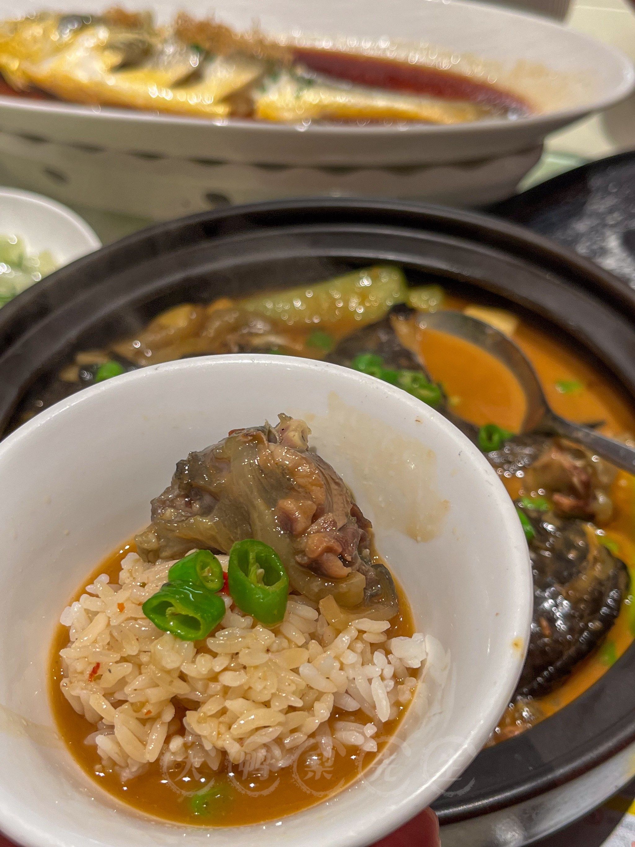 没事和几个朋友来聚聚
想着吃点创意杭帮菜
没想到被甲鱼捞饭征服