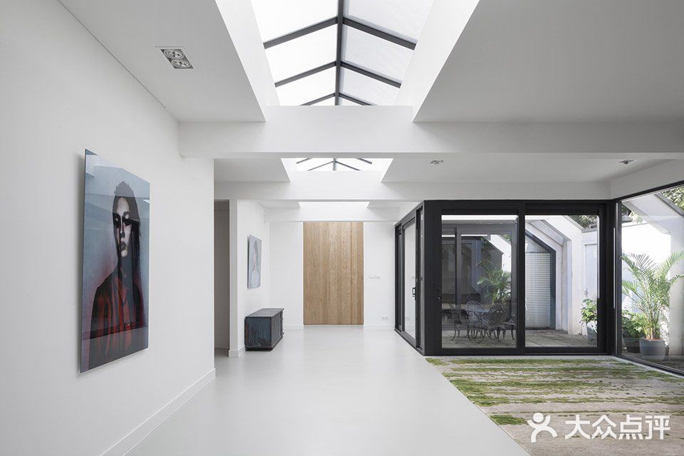 由车库改建的明亮宁静大屋