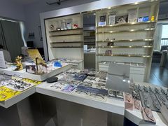 -视野联行眼镜•蔡司•依视路(温江店)