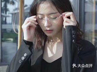 今天给大家安利一款个人比较喜欢的眼镜，这是一个女生的