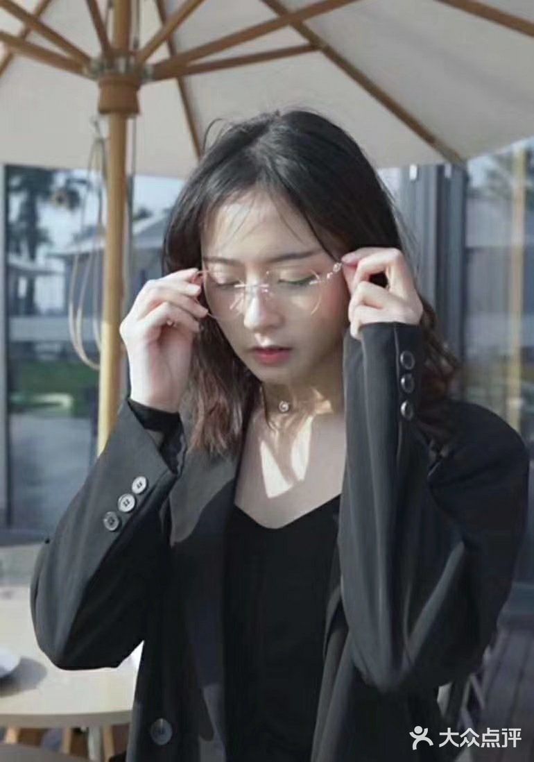 今天给大家安利一款个人比较喜欢的眼镜，这是一个女生的