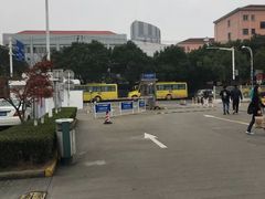 -迪卡侬运动专业超市-停车场