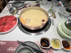 -洪氏嗨捞·广东猪肚鸡·椰子鸡火锅(西咸万象城店)